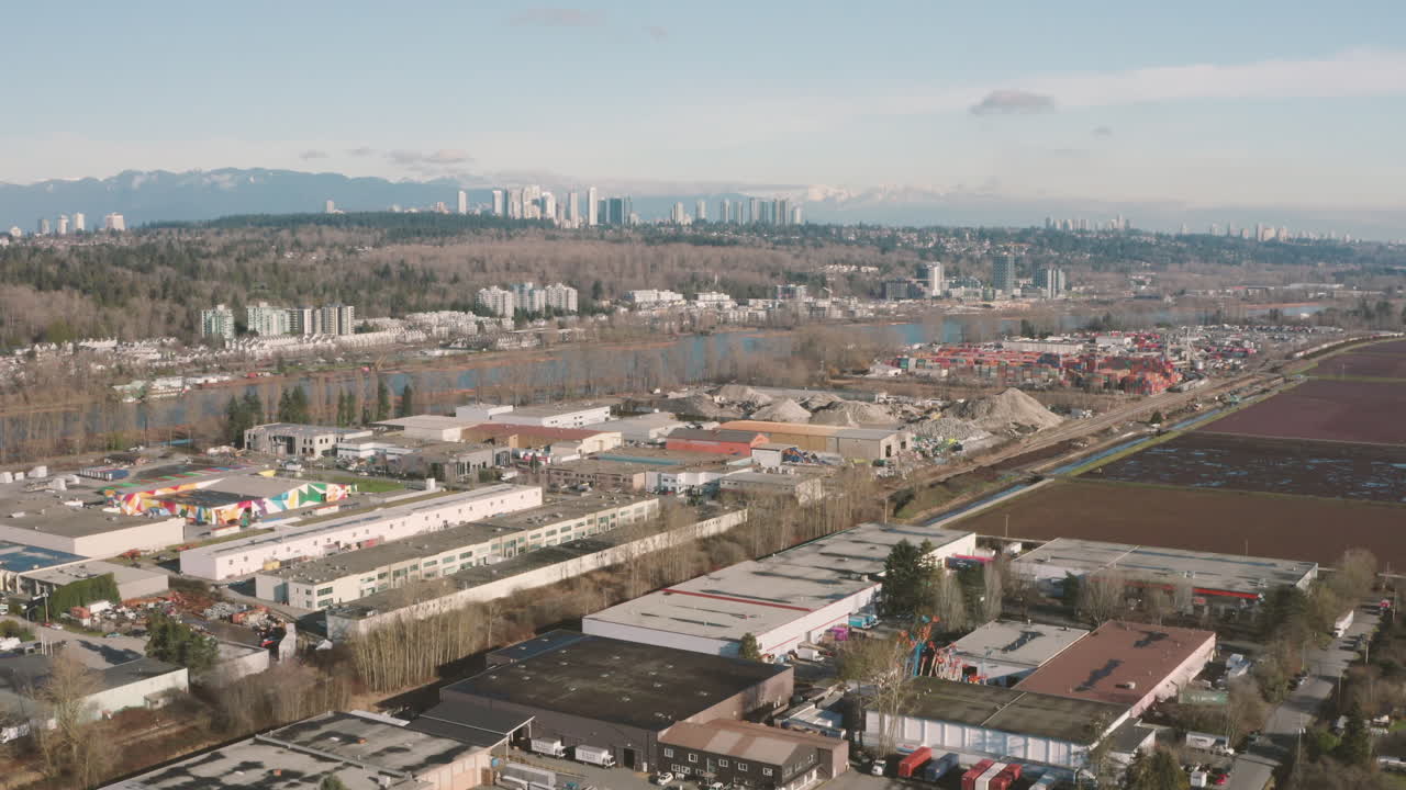 그레이터 밴쿠버의 리치몬드에 있는 프레이저 강을 따라 산업 지역 상공을 비행하는 공중