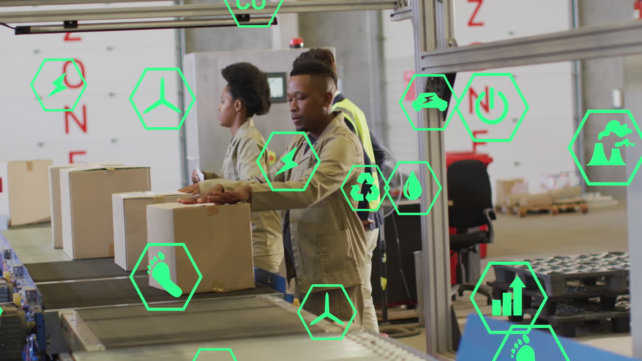 animación de iconos ecológicos y procesamiento de datos sobre diversas personas que trabajan en el almacén