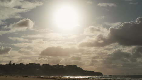 Playa-De-Bondi-En-Una-Soleada-Mañana-De-Verano,-Sydney,-Australia