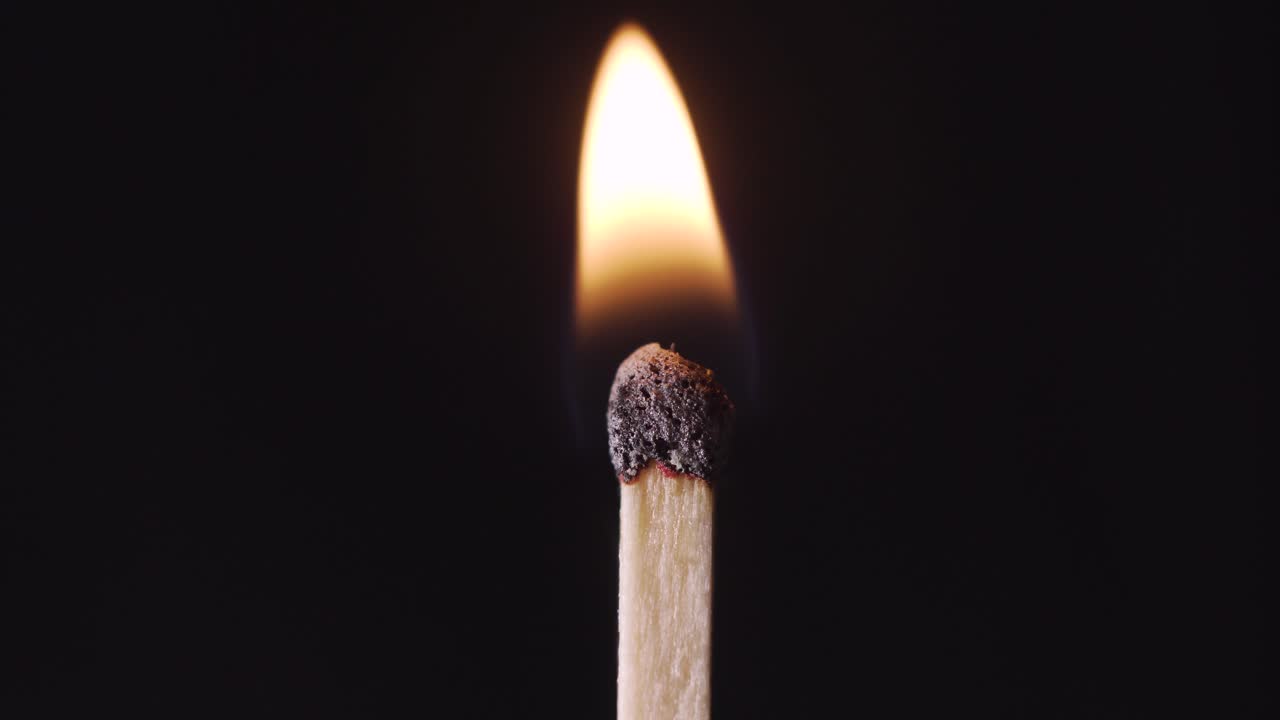 una iluminación de palo de cerilla constante con fondo negro, ultra hd