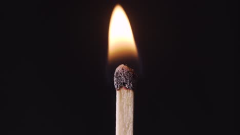 una iluminación de palo de cerilla constante con fondo negro, ultra hd