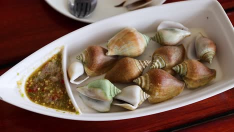 conchas de mariscos con salsa picante