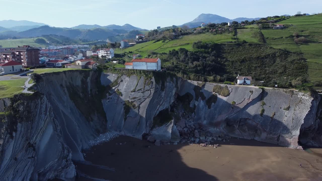 altas formaciones rocosas en ángulo en la ciudad costera española de zumaia