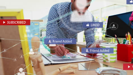 usando el teléfono inteligente y escribiendo, hombre recibiendo animación de redes sociales en el espacio de trabajo