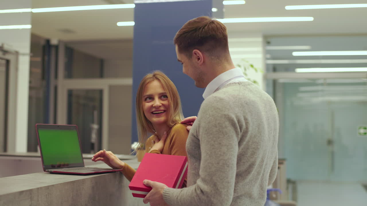 mujeres que trabajan en la oficina