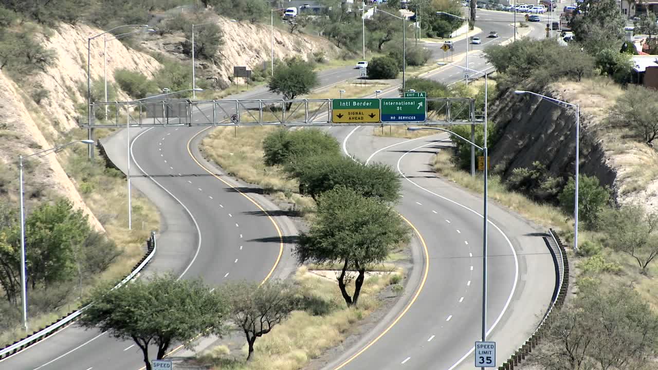 시골 고속도로를 달리는 차량들