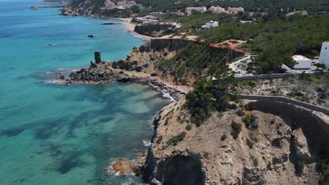 Vista-Aérea-De-La-Escarpada-Costa-De-La-Playa-En-Aguas-Blancas-En-Ibiza