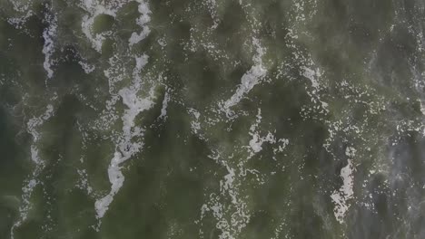 hermosa antena recta hacia abajo sobre las olas del océano