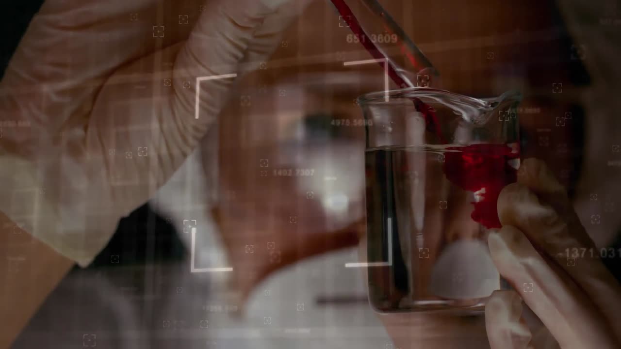 animación del procesamiento de datos sobre el científico vertiendo líquido en el vaso