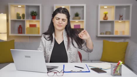 La-Mujer-Trabajadora-De-Oficina-En-Casa-Se-Siente-Bien-Físicamente.