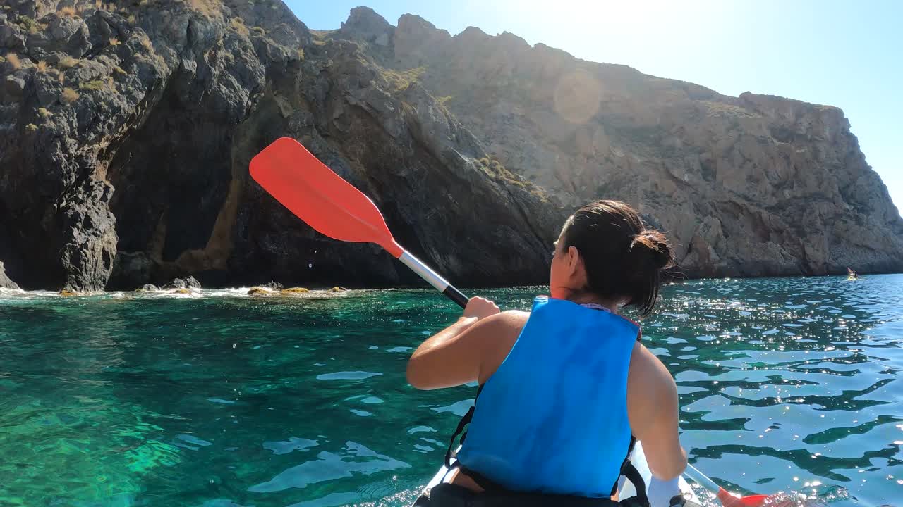 kayakistas en la playa de cala cerrada en el sur de españa