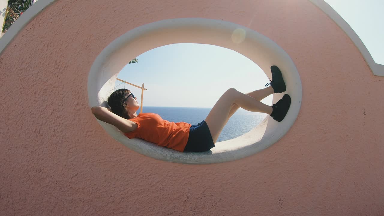 여자는 바다를 바라보는 아치에 누워있다. - 이스키아 섬