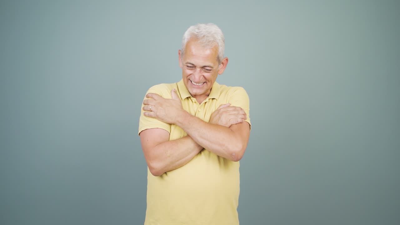 남자는 카메라를 안아 ⁇ 습니다.