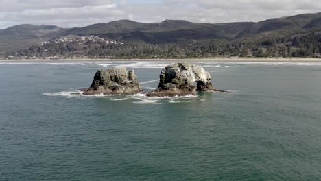 Twin-Rocks-off-Rockaway-Beach-in-Oregon,-United-States