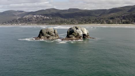 Rocas-Gemelas-En-La-Playa-De-Rockaway-En-Oregon,-Estados-Unidos