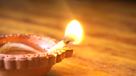 lámpara del festival de diwali en fondo de madera