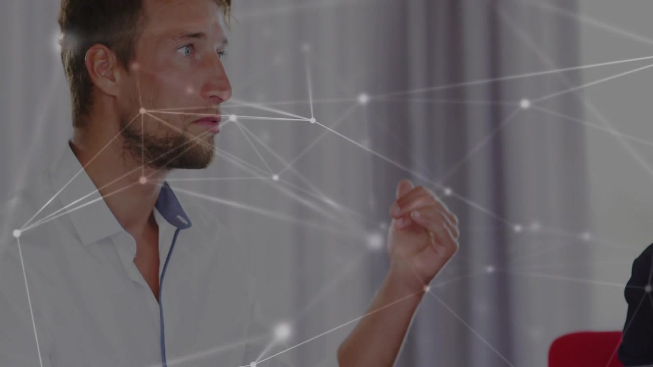 Uomo a sinistra che tocca il laptop con una penna, causando una sovrapposizione di rete che attraversa le mani mentre spiega i dati.