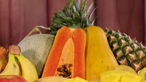 una variada variedad de frutas frescas