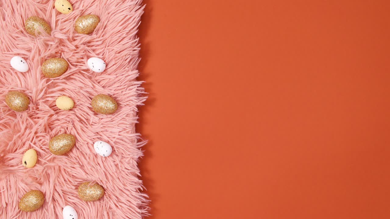 los huevos de pascua se mueven en la piel sobre un fondo rojo.