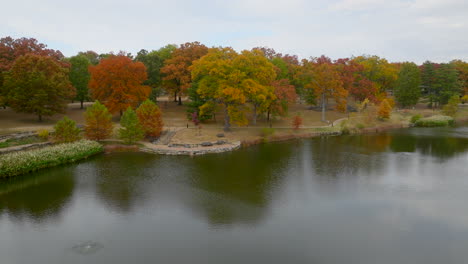 Antena-Sobre-Un-Estanque-En-El-Parque-Kirkwood-Y-Hacia-Una-Hilera-De-árboles-En-El-Color-Máximo-Del-Otoño-En-Un-Hermoso-Día