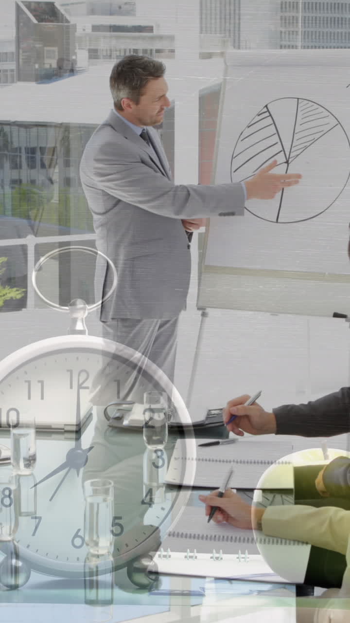 animación del reloj sobre diversas personas de negocios en la reunión
