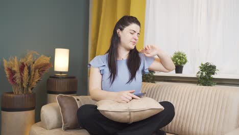 mujer cansada y somnolienta.
