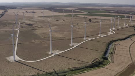 vista aérea de un parque eólico en un paisaje rural