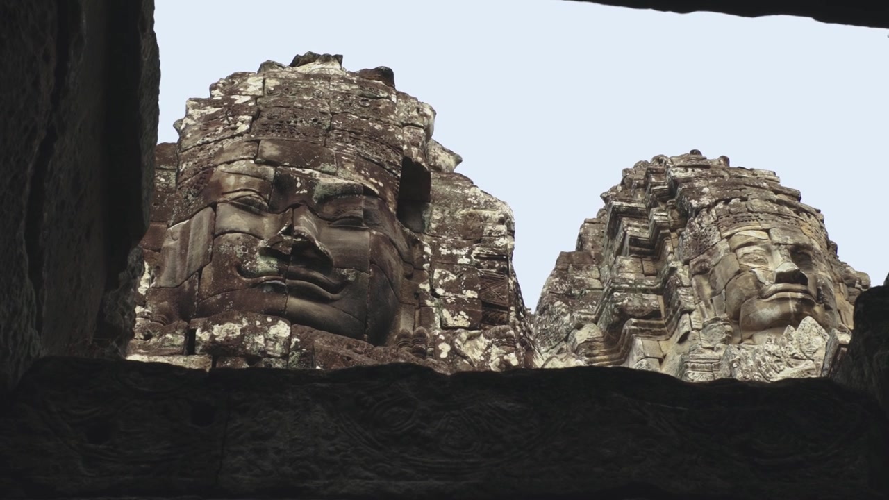 Katse ylöspäin kasvoihin Bayonin temppelistä, Angkor Watin alueella, Kambodžassa.