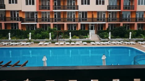 hermoso paraguas de lujo y silla alrededor de la piscina al aire libre
