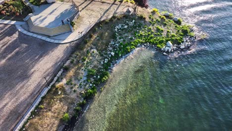 antena estática de la aldea de la punta de flecha del lago lakeside en california con olas pacíficas que chocan contra la orilla y colores vibrantes con iluminación dramática antena estática
