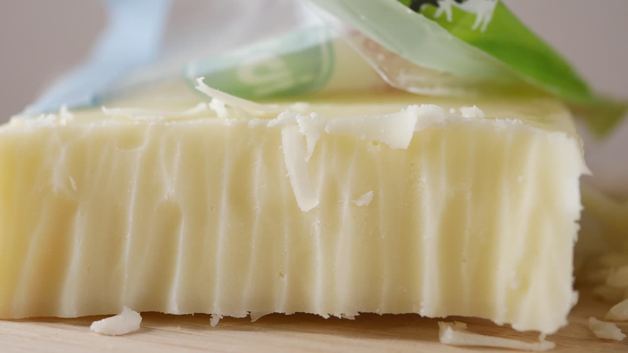 primer plano de un bloque de queso blanco