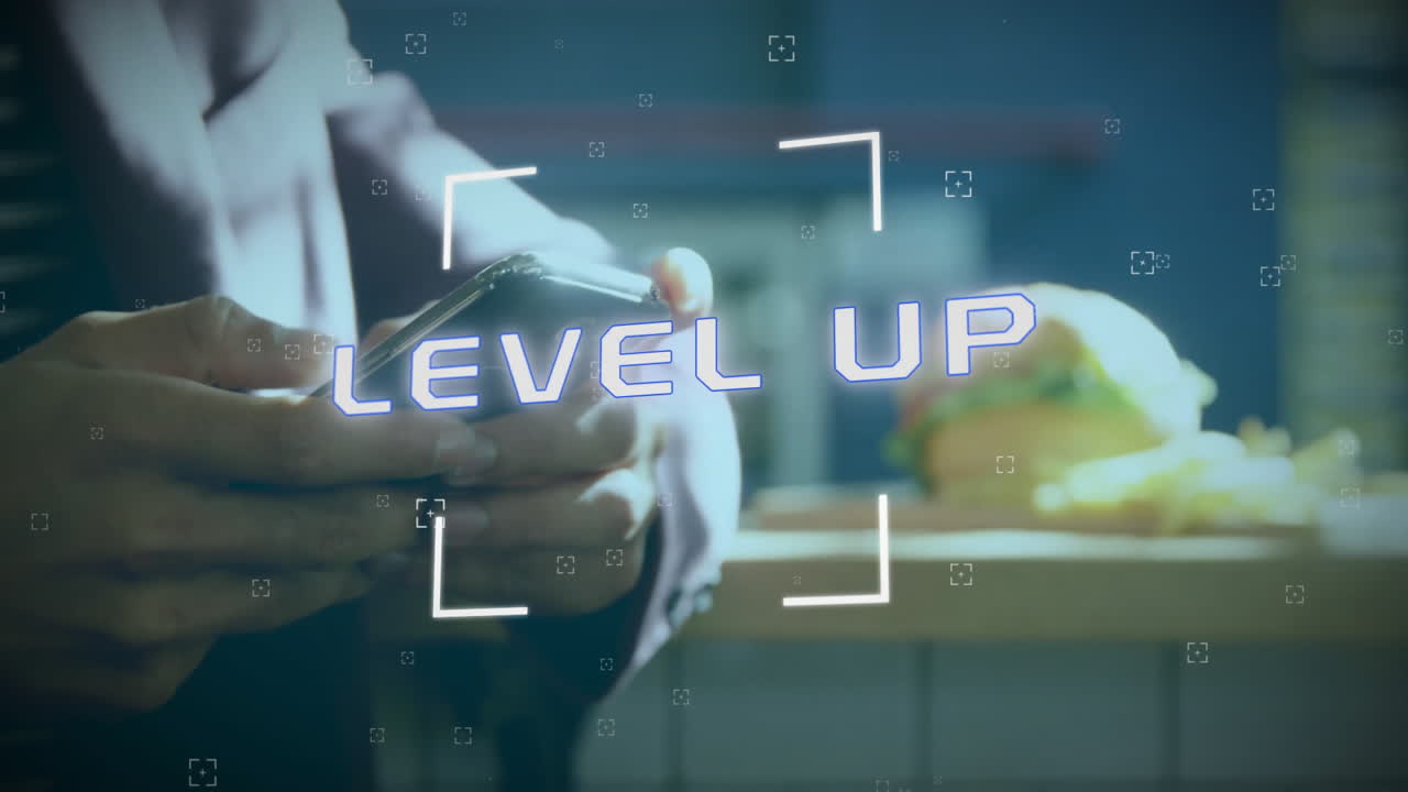 스마트폰을 사용하는 백인 남성에 대한 텍스트 및 데이터 처리의 레벨 업 애니메이션