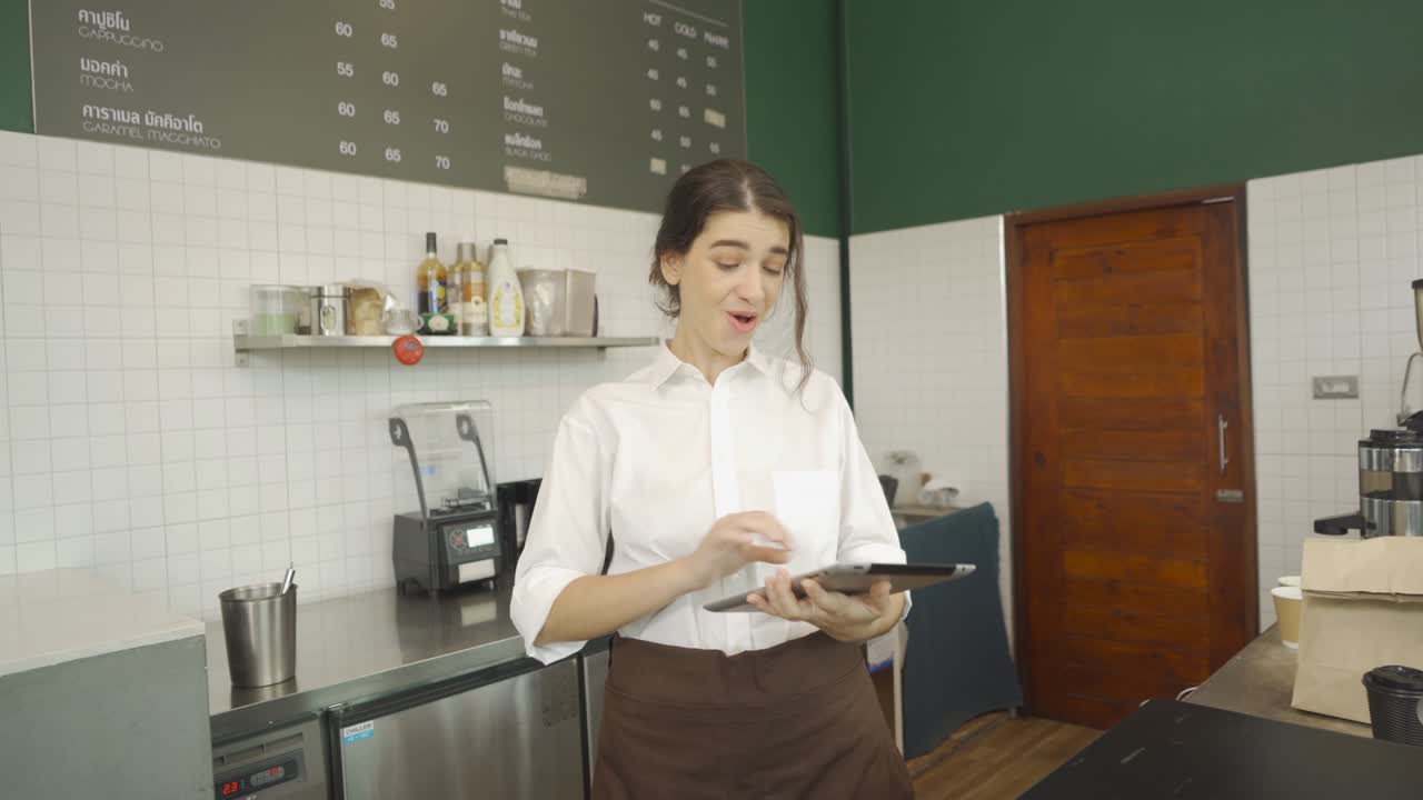 retrato de una mujer barista de oriente medio, personas con delantal vendiendo productos en línea a través de comercio electrónico en vivo o conferencia en redes sociales, cajera de un restaurante de café, camarera en una cafetería, estilo de vida de la gente.