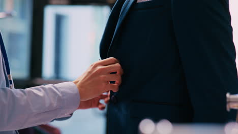 trabajador arreglando un traje elegante