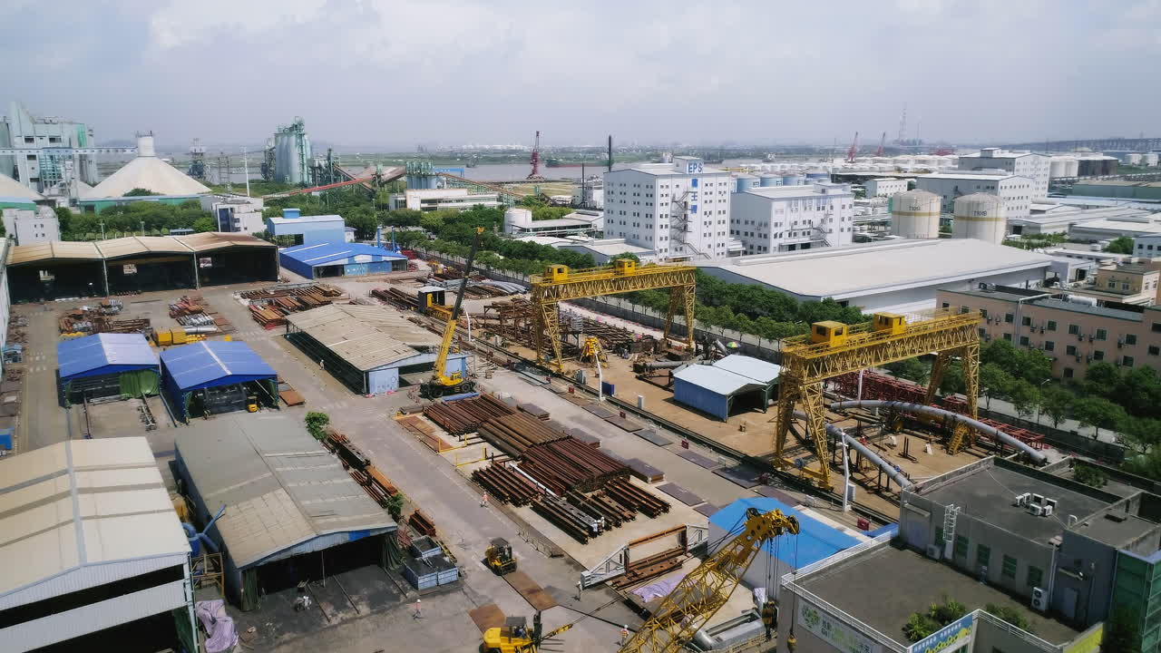 equipos industriales y materiales de acero en una planta de fabricación en china.