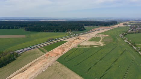 Vista-Aérea-De-Equipos-De-Construcción-Que-Construyen-Una-Carretera-Para-Automóviles.