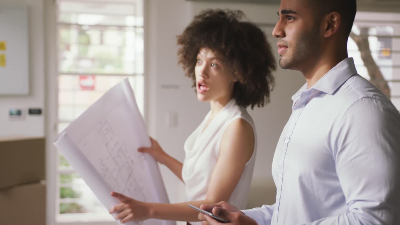dos colegas que trabajan en la oficina creativa
