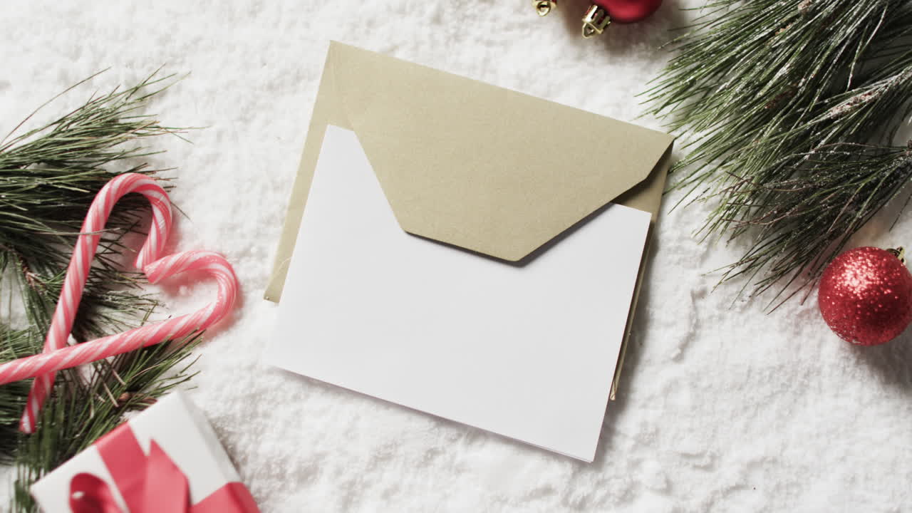 video de decoraciones de navidad y tarjeta blanca con espacio de copia en fondo de nieve