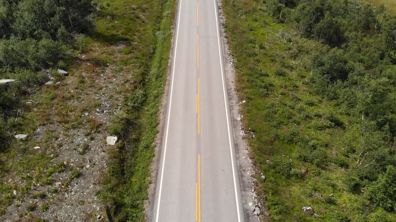 un automóvil que pasa por la carretera de setesdal en el condado de vestfold og telemark, noruega