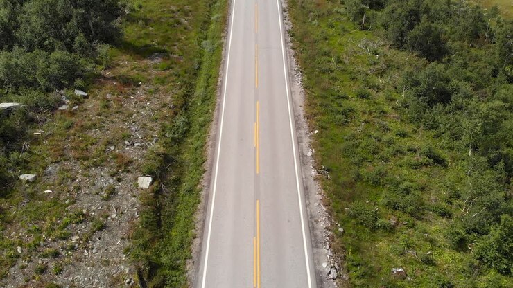 Un'auto che passa sulla strada Setesdal nella contea di Vestfold og Telemark, Norvegia