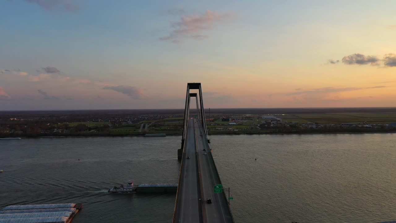 Hale Boggsin muistosilta auringonlaskun aikaan Destrehanissa, Louisianassa.