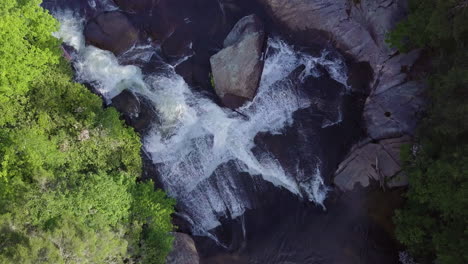 Fliegen-über-Wasserfälle-Im-Dupont-State-Park-In-North-Carolina