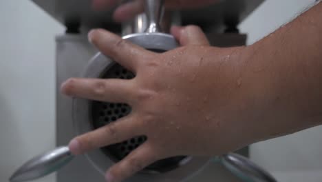 salchichas proceso de carne producción en fábrica hecho a mano ahumado hervido envoltura carne picada especias