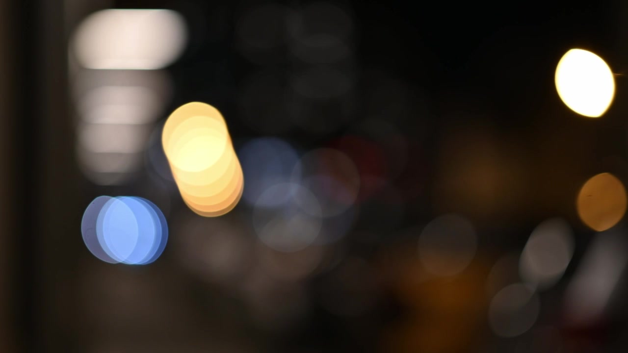 Sfondo bokeh astratto di luci della città sfocate di notte