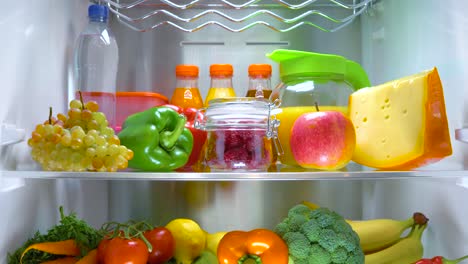 refrigerador abierto lleno de comida