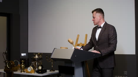 hombre en traje elegante con martillo