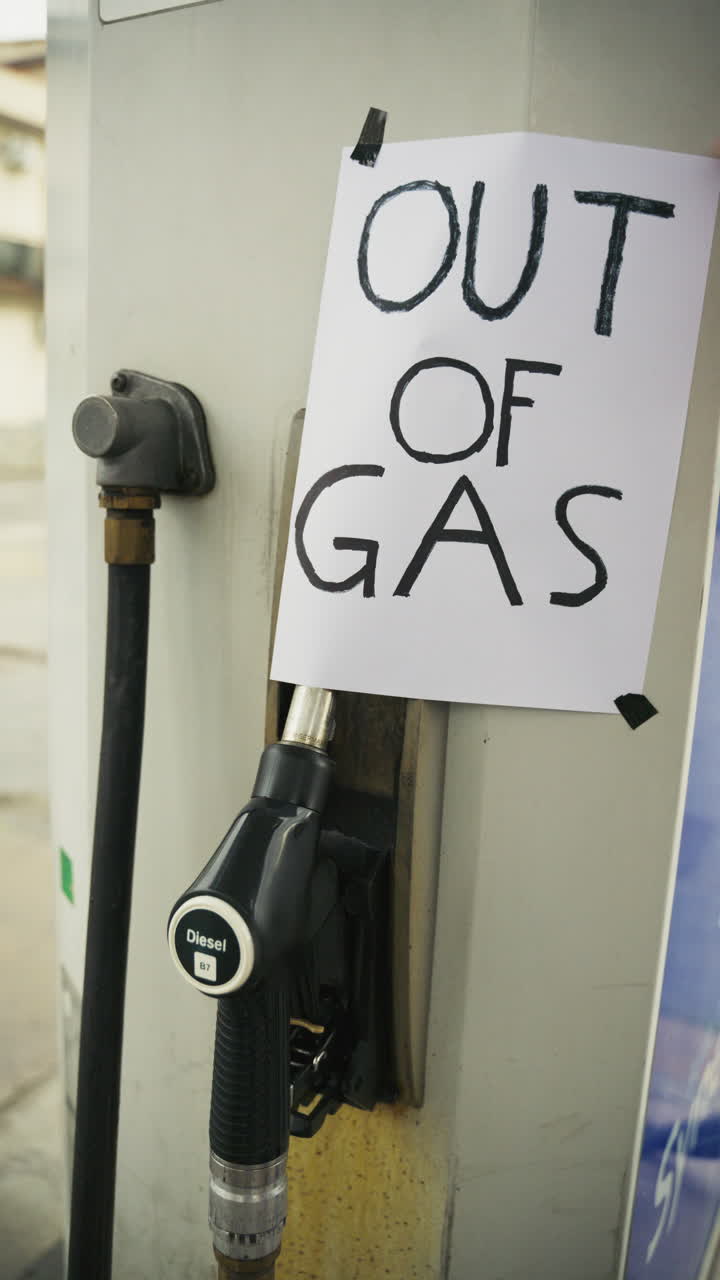 Placa escrita à mão 'Sem Gasolina' fora do posto devido à crise de combustível