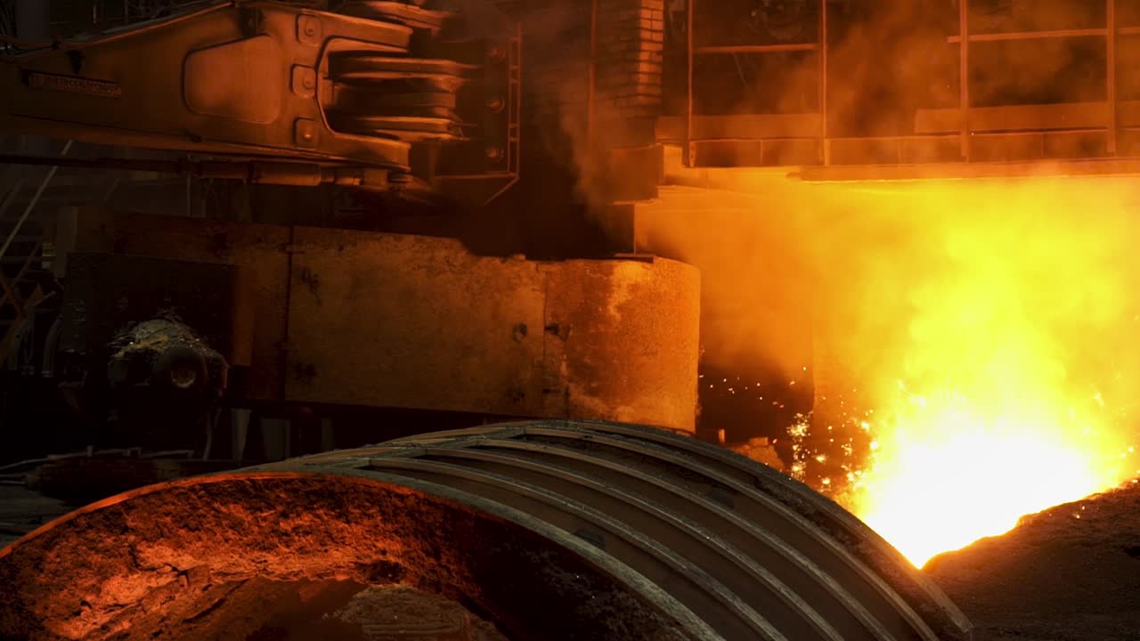 Processo di colata dei metalli in una fabbrica