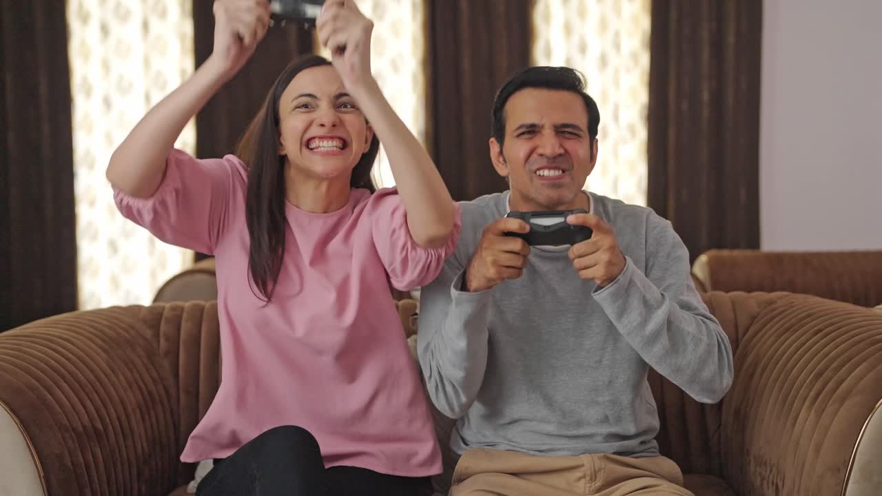 la esposa india golpea a su marido en un videojuego