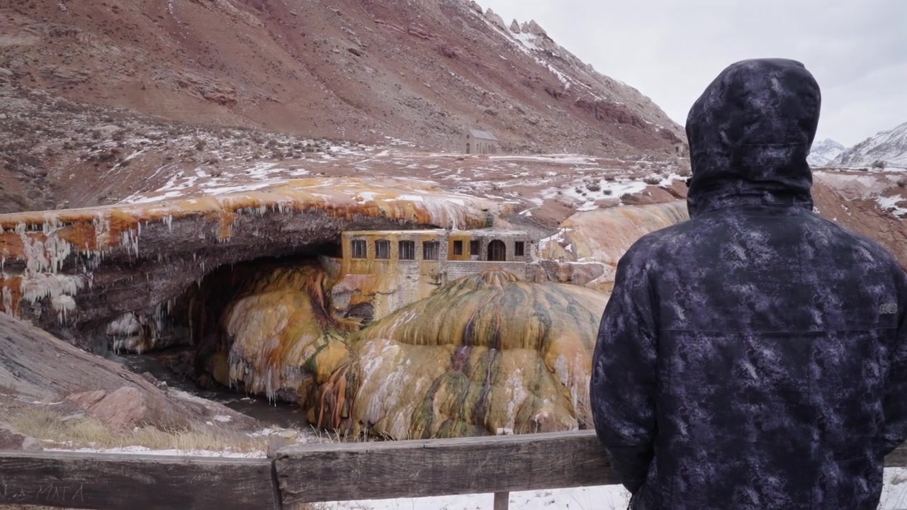 Pessoa de moletom observando Puente del Inca em Mendoza, Argentina, paisagem de inverno